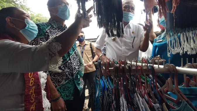 Sandiaga Uno menyapa dan melihat stand UMKM hasil karya masyarakat di kawasan Danau Toba