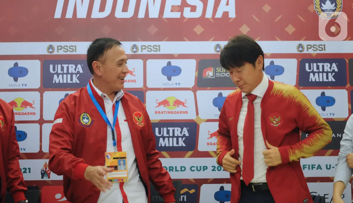 Ketua Umum PSSI, Mochammad Iriawan (kiri) bersama pelatih baru Timnas Indonesia, Shin Tae-Yong saat perkenalan di Ruang VVIP Stadion Pakansari, Kab Bogor, Jawa Barat, Sabtu (28/12/2019). Shin Tae-Yong dikontrak menjadi pelatih Timnas Indonesia selama 4 tahun. (Liputan6.com/Helmi Fithriansyah)