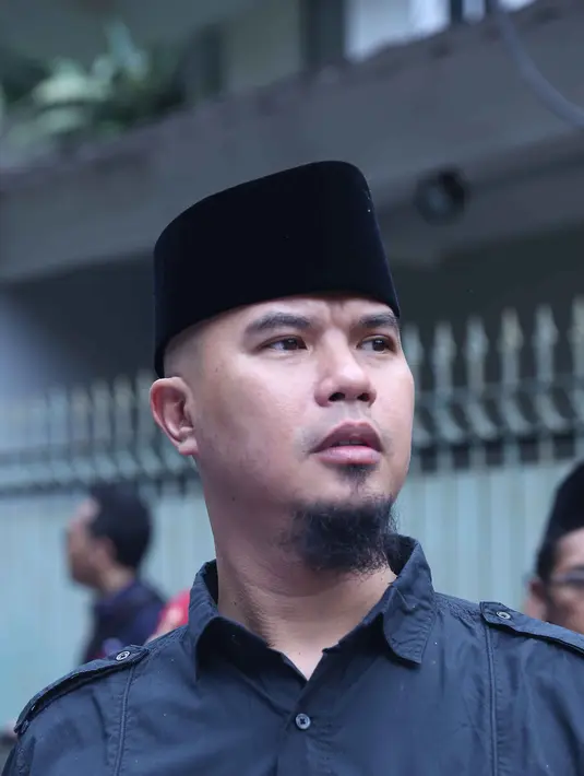 "Ini Belerong, ini dari Ponorogo. Ini buat nyimpen alat dapur. Nah belerong itu peti atau lemari yang bisa didorong," jelas Dhani kepada Yusril di salah satu ruangan di kediamannya. (Nurwahyunan/Bintang.com)