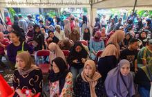 Warga Kebon Baru Antre Beras Bantuan Pangan