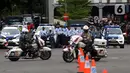 Kapolda Metro Jaya Irjen Pol Fadil Imran (kanan) bersama Pangdam Jaya Mayjen TNI Mulyo Aji (kiri) saat atraksi motor usai Apel Gelar Pasukan Operasi Zebra Jaya 2021 di Polda Metro Jaya, Jakarta, Senin (15/11/2021). Operasi Zebra Jaya 2021 akan digelar selama dua pekan. (Liputan6.com/Herman Zakharia)