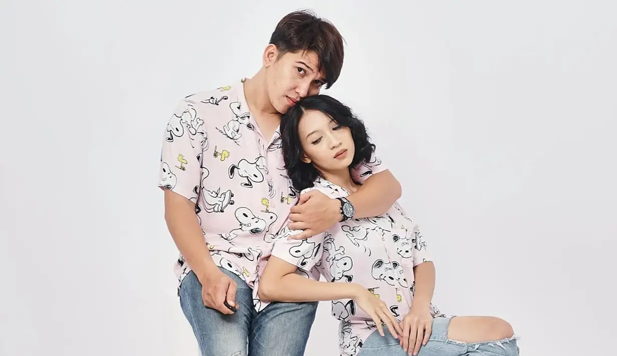 Mengantongi 10 ribu pengikut di Instagramnya, salah satu pekerjaan Dhea Salsabila kini adalah menerima endorse. Tertulis di bio Instagramnya, Dhea Salsabila juga punya bisnis makanan ringan. Melalui laman Instagramnya, istri Sidik Eduard ini sering unggah potret dirinya dan mempromosikan bisnis yang dijalaninya baik di feed ataupun story Instagram pribadinya. (Liputan6.com/IG/@sidikeduardd)