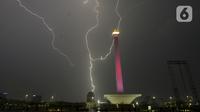 Kilatan petir menyambar di kawasan Monas, saat hujan yang disertai angin mengguyur Jakarta, Sabtu (21/12/2019),Malam. BMKG mengingatkan agar waspada terhadap potensi hujan deras yang disertai petir diprediksi akan terjadi dalam beberapa hari kedepan. (merdeka.com/Imam Buhori)