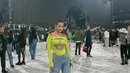 Sara Robert tampil ekstra dengan neon top berdetail cut-out dari Mugler, low rise jeans dan platform shoes. [Instagram/sararobert]