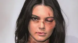 Model Kendall Jenner ditampilkan dengan wajah lebam seperti habis dipukul. Foto yang diedit itu pun diberi tulisan yang memotivasi wanita untuk melawan tindak kekerasan. (dailymail.co.uk)