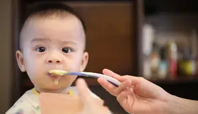 Bayi Siap MPASI? Kenali 4 Tanda Ini