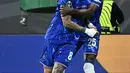 Pada menit ke-65, The Blues sukses menyamakan skor lewat sundulan tajam Enzo Fernandez yang memanfaatkan umpan silang cantik dari Cole Palmer.Tampak dalam foto, gelandang Chelsea Enzo Fernandez (kiri) merayakan golnya bersama Moises Caicedo usai mencetak gol penyeimbang 1-1 saat pertandingan Final UEFA Conference League 2024/2025 melawan Real Betis di Tarczynski Arena, Wroclaw, Polandia, Rabu 28 Mei 2025 waktu setempat atau Kamis (29/5/2025) dini hari WIB. (John MACDOUGALL/AFP)