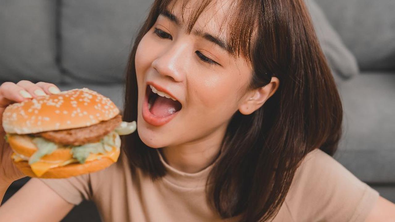 Makan Makanan Cepat Saji