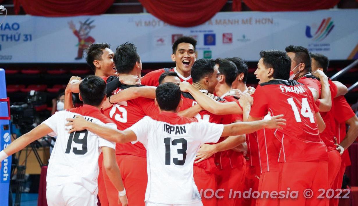 Para pemain Timnas Voli Putra Indonesia merayakan kemenangan timnya setelah mengalahkan tuan rumah Vietnam pada laga final SEA Games 2021 yang berlangsung di Dai Yan Sports Arena, Quang Ninh Vietnam, Minggu, 22 Mei 2022. Skuat asuhan Jiang Jie berhasil menang telak dengan skor 3-0 (25-22, 25-18, dan 25-15). (Foto: NOC Indonesia/MP Media/Gilang Riandi)