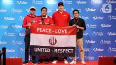 Kiper legendaris Manchester United Peter Schmeichel berfoto bersama penggemar dalam acara Community Meet and Greet di SCTV Tower, Jakarta, Jumat (4/8/2023). Kiper asal Denmark itu hadir di Tanah Air guna memenuhi undangan Vidio selaku official broadcaster Liga Inggris jelang menyambut kompetisi 2023/2024. (Liputan6.com/Johan Tallo)