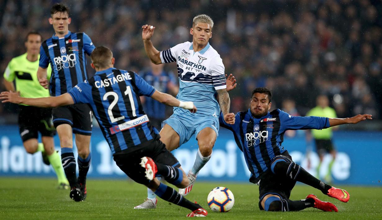 Striker Lazio, Joaquin Correa, berusaha melewati pemain Atalanta pada laga Coppa Italia 2019 di Stadion Olympic, Roma, Rabu (15/5). Lazio menang 2-0 atas Atalanta. (AFP/Isabella Bonotto)
