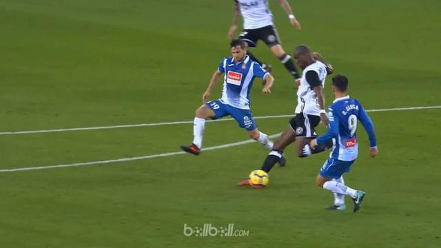 Valencia meraih kemenangan 2-0 atas Espanyol dalam lanjutan La Liga, Minggu (19/11/2017). This video is presented by Ballball.
