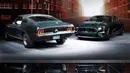 Mobil Ford Mustang Bullitt keluaran tahun 1968 yang digunakan dalam pembuatan film "Bullitt" dipamerkan bersebelahan dengan Mustang GT Fastback 2018 di North American International Auto Show, Detroit (14/1). (AP Foto / Carlos Osorio)