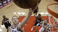 Aksi Joe Ingles saat Jazz mengalahkan Rockets di gim kedua semifinal Wilayah Barat NBA (AP)