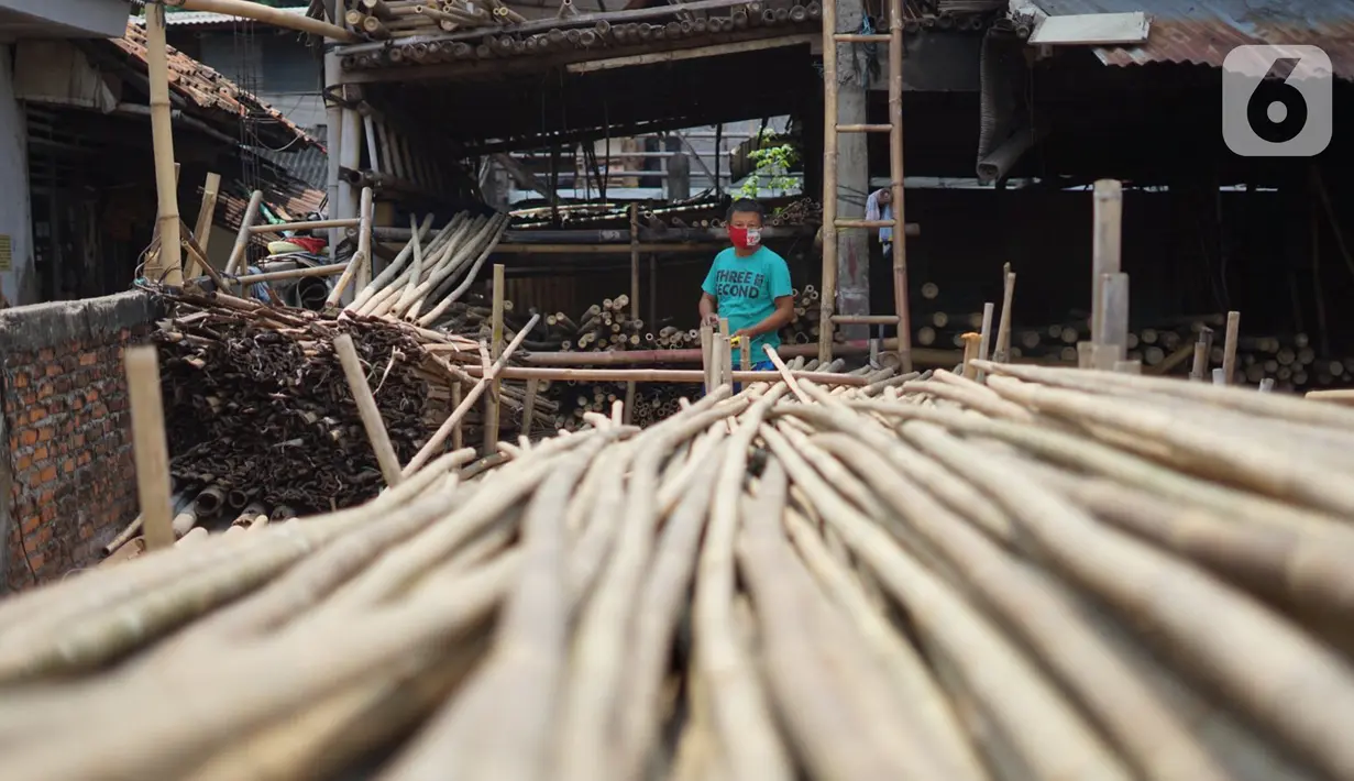 Perajin memilah bambu yang biasa digunakan sebagai tiang bendera di kawasan Manggarai, Jakarta, Kamis (6/8/2020). Adanya pandemi covid-19 menyebabkan penjualan bambu menurun hingga 35% dibanding tahun lalu. (Liputan6.com/Immanuel Antonius)