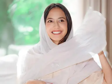 Menjelang bulan Ramadhan kemarin, Pevita sempat mengunggah potret terbarunya yang mengenakan kerudung dan memberikan ucapan selamat berpuasa. Sosoknya yang tampil beda dari biasanya ini langsung mencuri perhatian para penggemar yang membajirinya dengan berbagai pujian. (Liputan6.com/IG/@pevpearce)