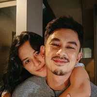 Sebelumnya, Dahlia Poland mengunggah tangkapan layar bukti chat WhatApp kata-kata mesra Fandy Christian dengan seorang wanita. Sekitar delapan tahun menikah, pasangan ini jauh dari gosip miring dan telah dikaruniai tiga orang anak. [Instagram/fandych]