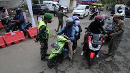 Petugas memeriksa surat tugas pemilik kendaraan bermotor pada Pos Penyekatan Lebaran 2021 di Ciloto, Cianjur, Jawa Barat (9/5/2021). Pos penyekatan ini ditujukan kepada kendaraan pemudik yang selanjutnya akan memutar balik para pemudik dalam upaya pengendalian COVID-19. (merdeka.com/Arie Basuki)