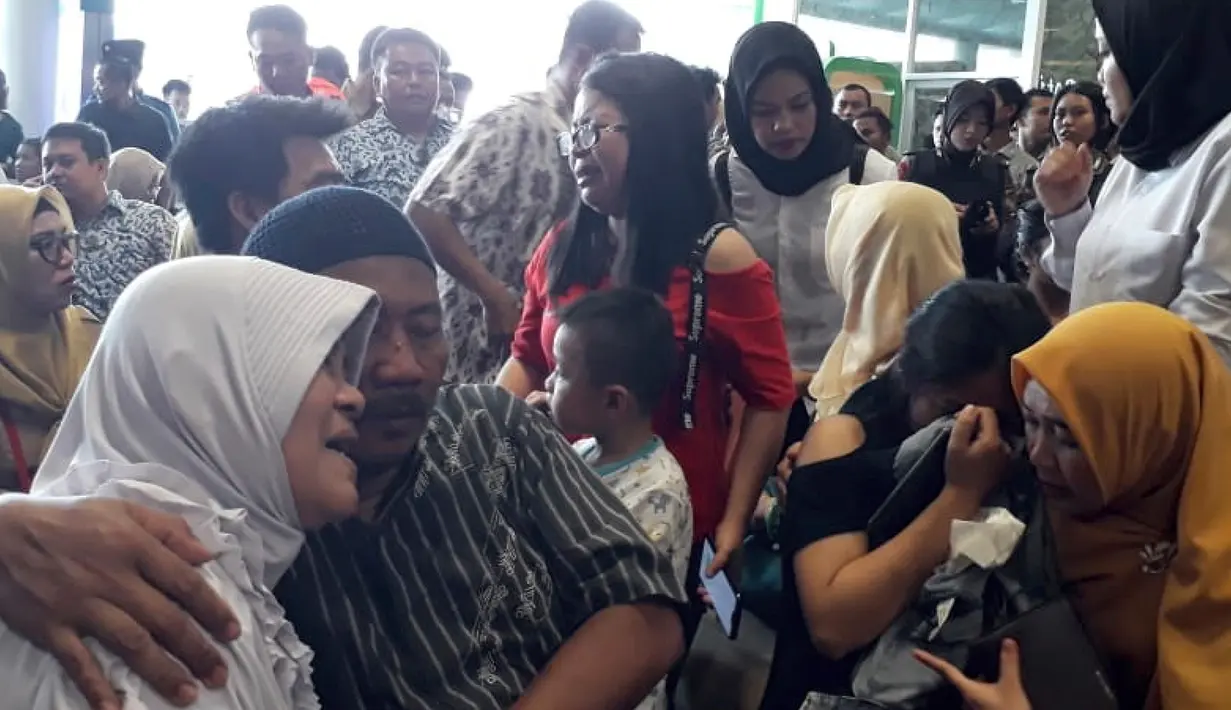 Para kerabat penumpang saling menghibur sambil menanti kabar jatuhnya pesawat Lion Air JT-610 rute Jakarta-Pangkalpinang di Bandara Depati Amir di Pangkal Pinang, Senin (29/10). Kesedihan mewarnai raut wajah para kerabat dan anggota keluarga. (AP Photo)