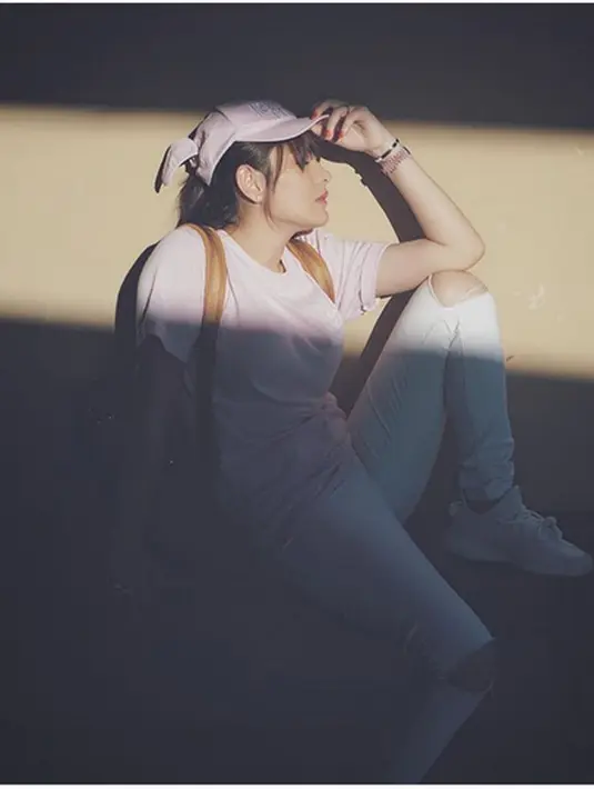 Dari hutang itu kemudian Angela di laporkan ke polisi oleh beberapa orang. Lantaran beberapa waktu sempat dikabarkan menghilang. Untuk melunasi utangnya, perempuan asal Semarang itu sanggup dengan cara mencicil. (Instagram/angelalee87)