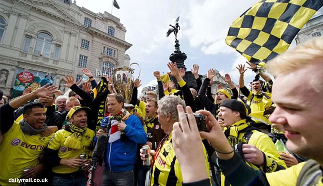 Kerumunan suporter Borussia Dortmund terlihat sangat bersemangat mendukung tim kesayanganya.