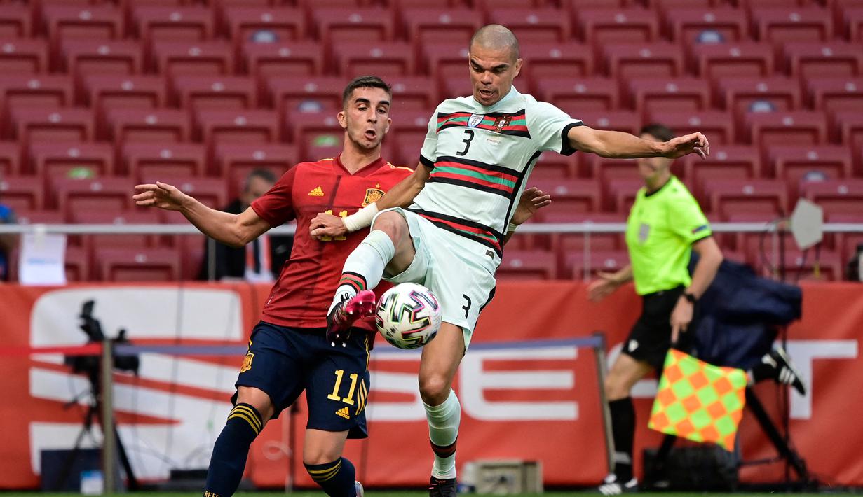 Pepe. Bek Porto berusia 38 tahun ini berandil besar membawa Porto hingga babak perempatfinal Liga Champions musim ini dan tampil dalam 40 laga di semua ajang kompetisi. Dengan mengantongi 114 caps bersama Timnas Portugal jelas merupakan kelebihan tersendiri. (AFP/Javier Soriano)