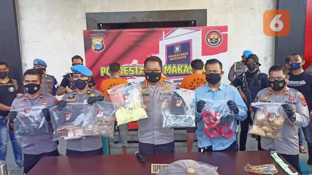 Polrestabes Makassar tangkap perakit bom ikan (Liputan6.com/Fauzan)