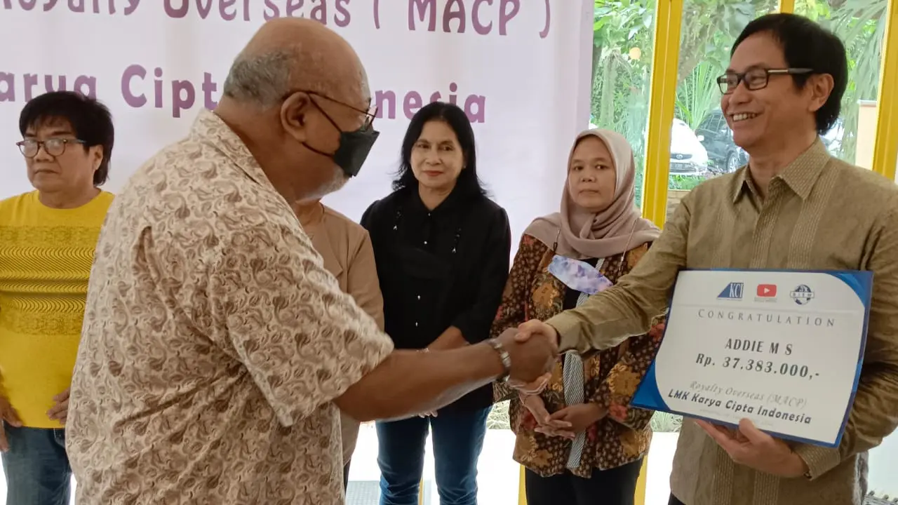 Addie MS terima Overseas Royalty dari MACP Malaysia yang didistribusikan LMK KCI (ist)