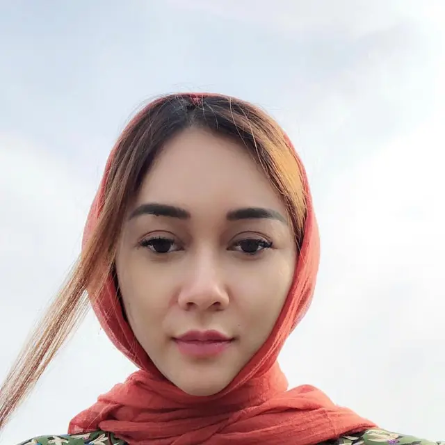 6 Gaya Aura Kasih dalam Balutan Hijab, Bikin Pangling