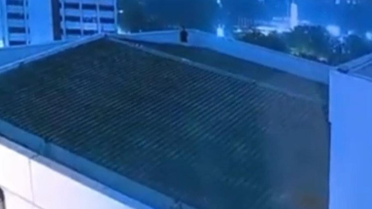 Rekaman CCTV diplomat muda ADP di atas gedung kemenlu