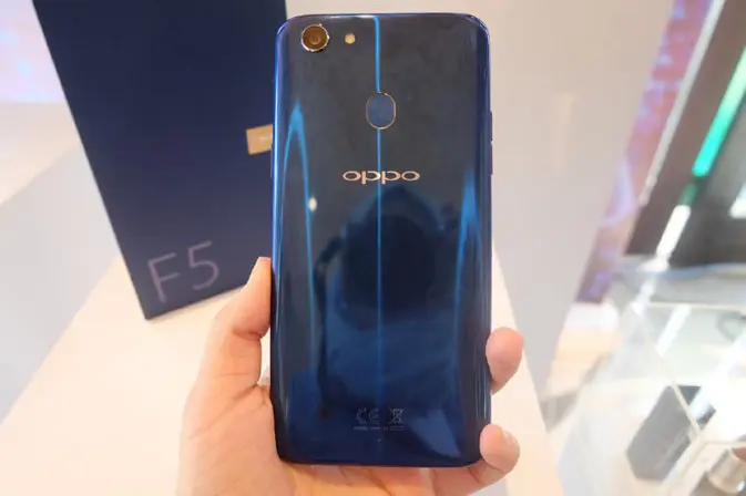 Bodi belakang Oppo F5 Dashing Blue dengan efek cahaya vertikal. Liputan6.com/ Andina Librianty