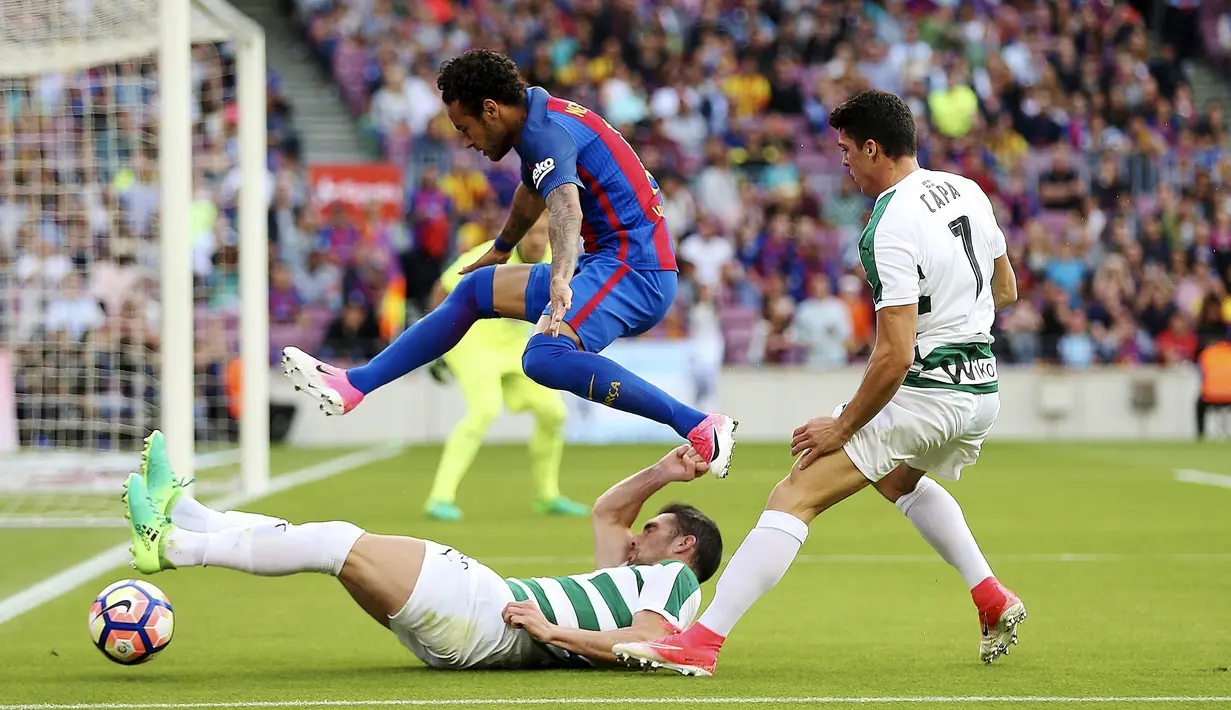 Striker Barcelona, Neymar,  berusaha melewati pemain Eibar, Anaitz Arbilla dan Ander Capa pada laga pekan terakhir La Liga di Camp Nou, Minggu (21/5/2017). Barcelona menang 4-2. (EPA/Alenjandro Garcia)