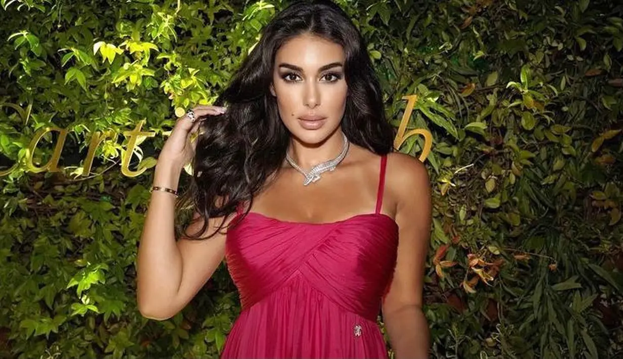 Aktris Mesir Yasmine Sabri tampil menawan dalam balutan hot pink flowing dress dengan spaghetti-straps dari  rumah mode mewah Italia Roberto Cavalli. Gayanya pun diperlengkap dengan perhiasan cantik berbentuk buaya dari Cartier. (Instagram/yasmin_sabri).