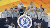 Manajer Chelsea Maurizio Sarri berpose dengan trofi Liga Europa usai mengalahkan Arsenal pada laga final di Olympic stadium in Baku, Azerbaijan, Kamis (30/5/2019) dini hari WIB.(AP Photo/Dmitri Lovetsky)