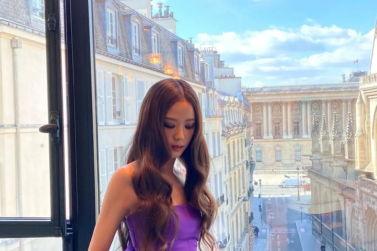 Cantiknya Jisoo Blackpink dalam Balutan Gaun Ungu di Paris Fashion Week 2023