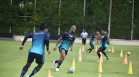 Sesi latihan Persib Bandung di lapangan Finns Recreations Club, Cangu, Bali, Minggu (2/1/2022). (Bola.com/Erwin Snaz)