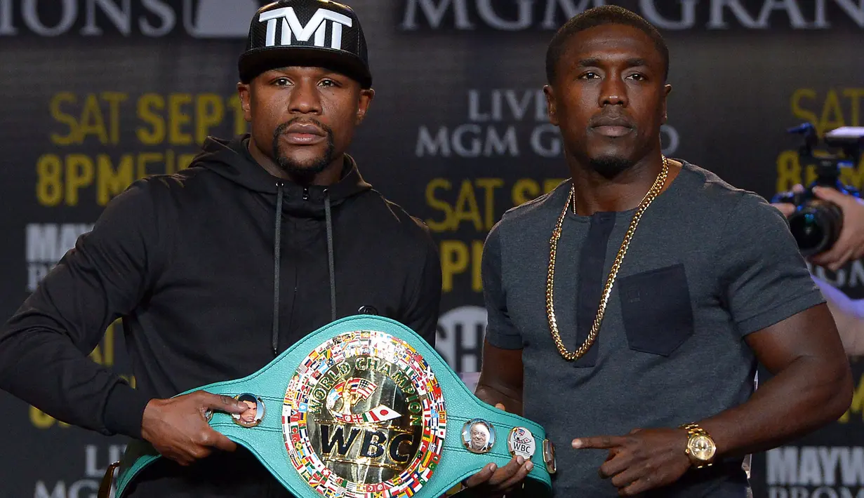 Floyd Mayweather Jr (kiri) dan Andre Berto saat memegang sabuk juara tinju WBC yang akan diperebutkan pada konferensi pers di Los Angeles, AS, Kamis (6/8/2015).   Pertarungan akan dimulai pada tanggal 12 september 2015. (Jayne Kamin-Oncea-USA)