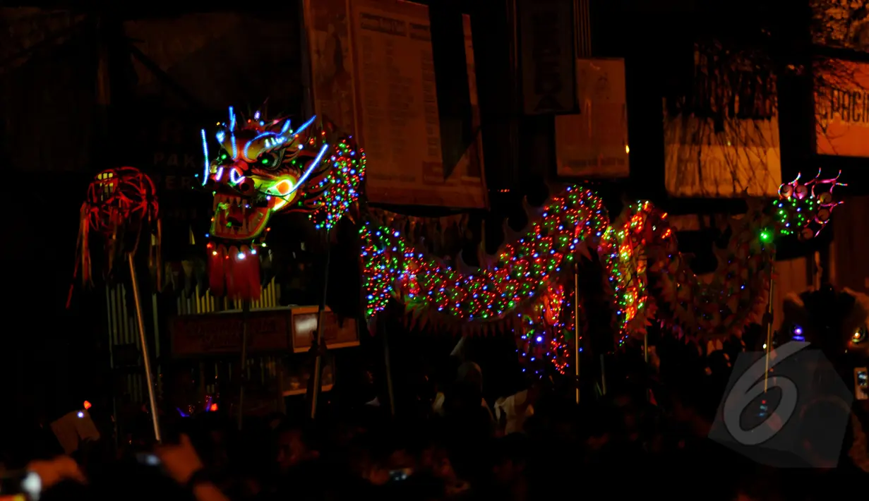 Atraksi barongsai naga saat malam perayaan Cap Go Meh di Bogor, Jawa Barat, Kamis (5/3/2015). Malam perayaan Cap Go Meh di Kota Bogor berlangsung meriah. (Liputan6.com/Helmi Fithriansyah)