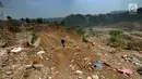 Warga berjalan proyek pembangunan Bendungan Ciawi di Desa Gadog, Bogor, Jawa Barat, Kamis (22/08/2019). Bendungan Ciawi merupakan bendungan kering yang dibangun di kawasan hulu untuk mengendalikan banjir di hilir. (Merdeka.com/Arie Basuki)