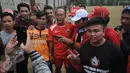 Pelatih Persija, Bambang Nurdiansyah (tengah) berpose dengan penggemar usai memimpin latihan di NYTC PSSI, Sawangan, Depok, Sabtu (31/10/2015). Banur juga pernah menjadi pelatih sementara Timnas Indonesia pada 2005. (Liputan6.com/Helmi Fithriansyah)  