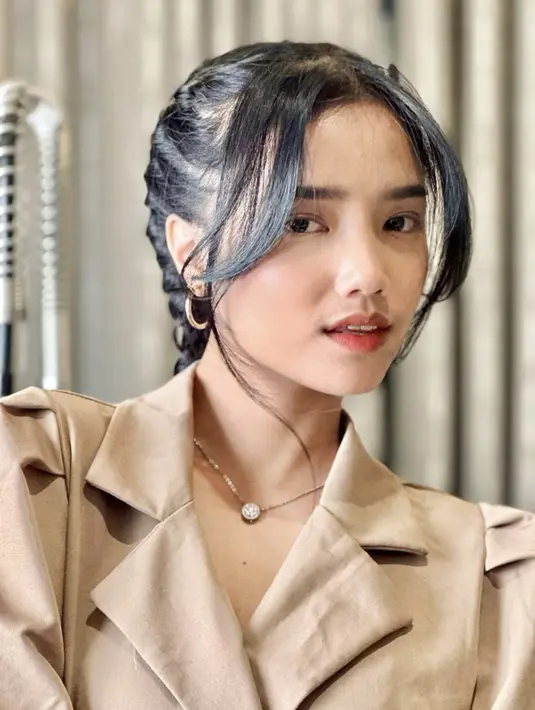 Poni tengah dan kepang memberikan kesan modern yang menjanjikan. [Foto: Instagram/ Fuji An]