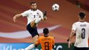 Gelandang Italia, Bryan Cristante, berebut bola dengan gelandang Belanda, Georginio Wijnaldum, pada laga UEFA Nations League di Amsterdam Arena, Selasa (8/9/2020) dini hari WIB. Italia menang tipis 1-0 atas Belanda. (AFP/Maurice Van Steen/ANP)