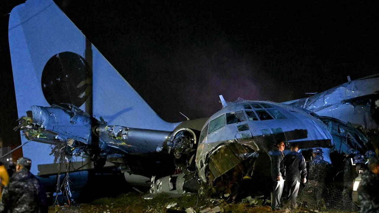 FOTO: Pesawat Militer Pembawa Uang Jatuh di Bolivia, 15 Orang Tewas