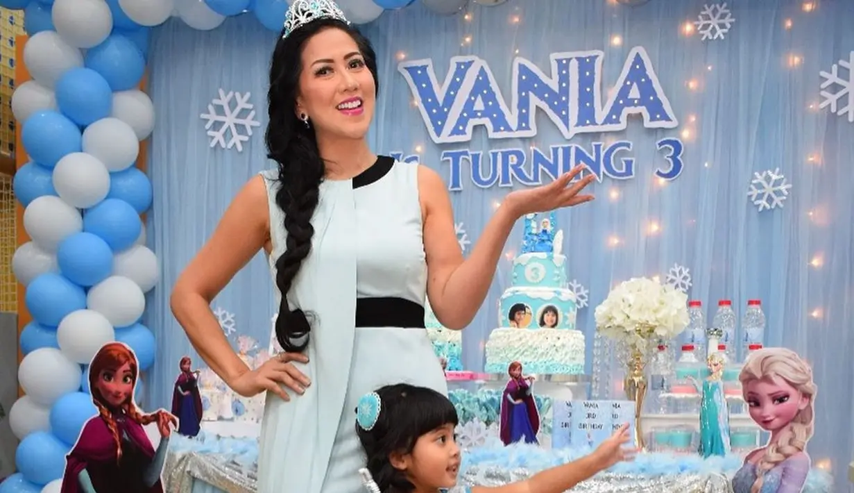 Meski berstatus anak angkat, Venna Melinda tak pernah membeda-bedakan kasih sayang yang diberikan di antara anak-anaknya. Kedua putra Venna, Verrell Bramasta dan Athalla Naufal juga sangat menyayangi sang adik. (Liputan6.com/IG/@vennamelindareal)