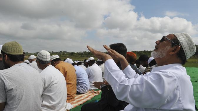 Umat Muslim India berdoa memohon turun hujan di depan Danau Himayat Sagar di Hyderabad, India, Minggu (21/7/2019). Angin muson yang melanda sejumlah negara bagian India selatan, yang di antaranya, Telangana, Andhra Pradesh dan Tamil Nadu menyebabkan kekeringan parah. (AFP Photo/Noah Seelam)