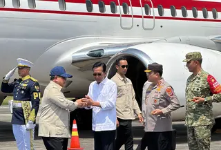 Presiden Prabowo Subianto tiba di Yogyakarta untuk meresmikan pabrik kendaraan listrik. (Liputan6.com/Lizsa Egeham)
