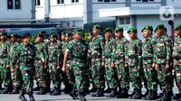 Panglima Komando Gabungan Wilayah Pertahanan (Pangkogabwilhan) I Laksamana Madya TNI Yudo Margono mengecek kesiapan personel TNI saat Upacara Satgas Bantuan Kemanusiaan WNI di Pulau Sebaru, di Mako Kolinlamil, Jakarta, Rabu (26/2/2020). (merdeka.com/Imam Buhori)