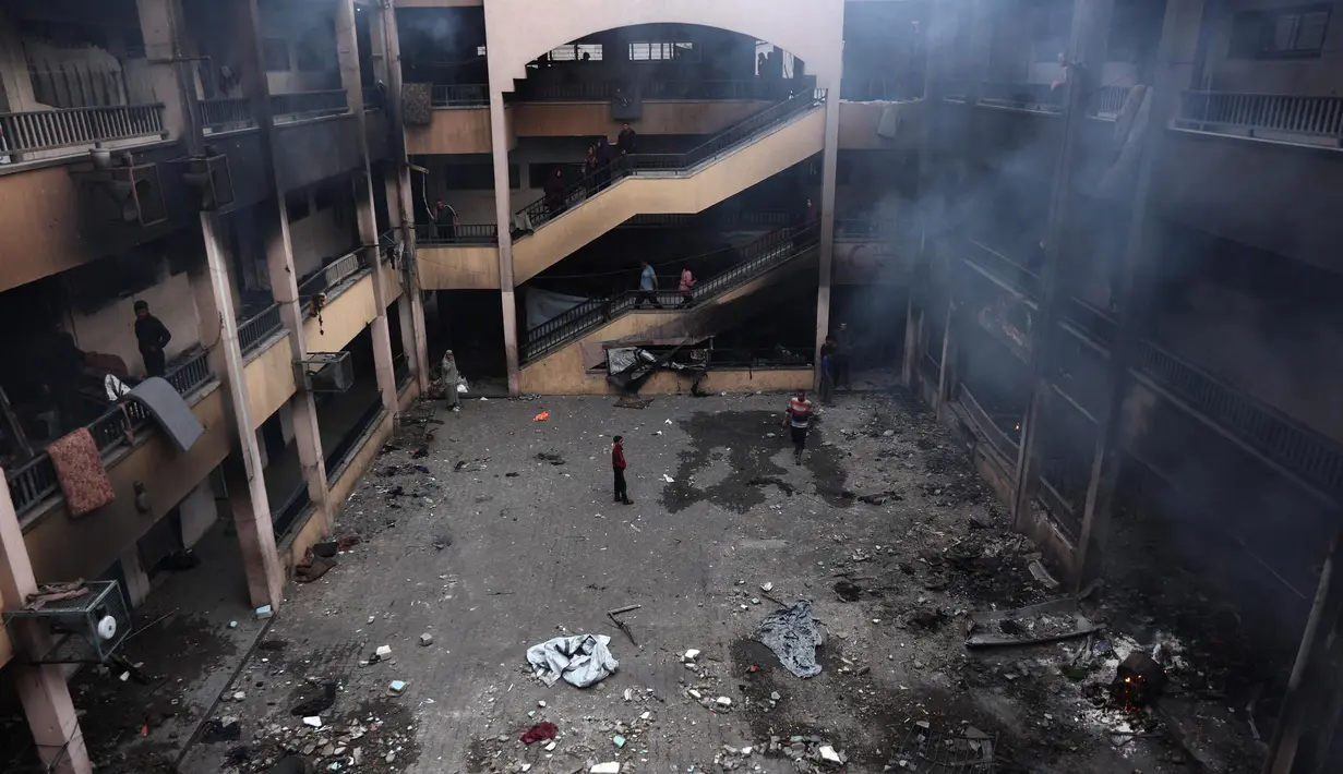 Petugas medis mengatakan serangan udara Israel yang menargetkan gedung sekolah Yafa di wilayah Tuffah, kota Gaza itu telah menghanguskan sejumlah tenda dan beberapa ruang kelas. (Omar AL-QATTAA/AFP)