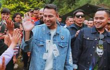 Potret Raffi Ahmad Bareng The Dudas Minus One Kunjungi Sentra Produksi Susu Sapi di Jawa Timur