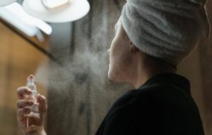 Gunakan setting spray setelah selesai makeup/copyright pexels/cottonbro studio